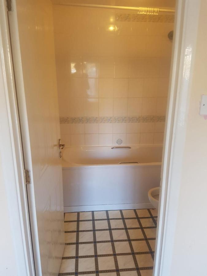 Ensuite Room Near Canal Southall Exterior foto